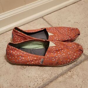 Toms Women's Coral Flats w/ Purple & White Marks Size 9